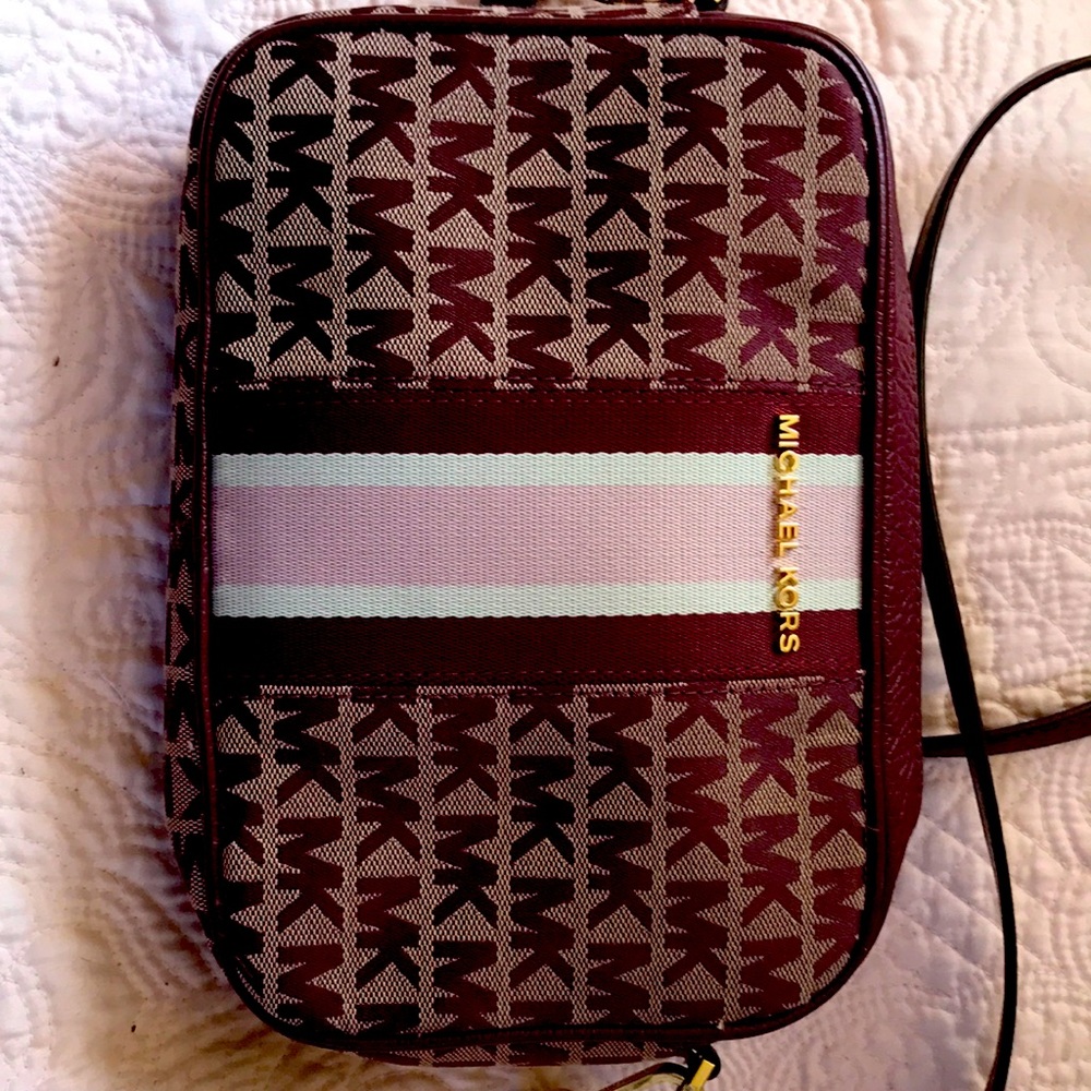 3 compartments easy and adjustable strap